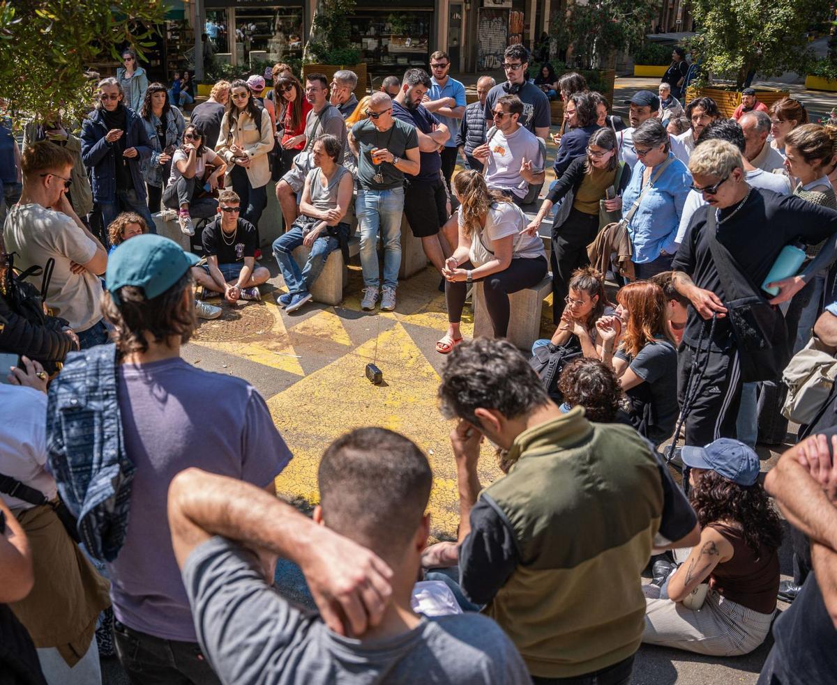 Escenes durant l’apagada a la Zona Universitària de Barcelona, el Poblenou i un supermercat de Madrid. Escenes durant l’apagada a la Zona Universitària de Barcelona, el Poblenou i un supermercat de Madrid.