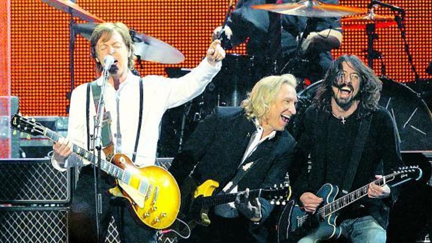 McCartney durante su actuación junto a los músicos Dave Grohl y Joe Walsh. | efe