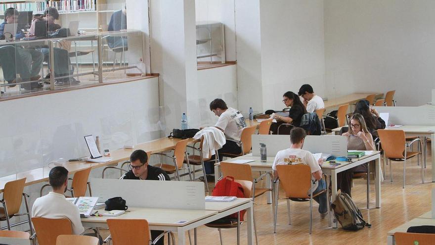 El 'after hours' se traslada a la biblioteca del Campus de Ourense: hincando codos hasta el manaecer