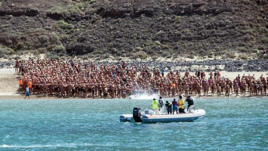 Participantes de la edición del pasado año de la travesía El Río que une las islas de Lanzarote y La Graciosa. | adriel perdomo