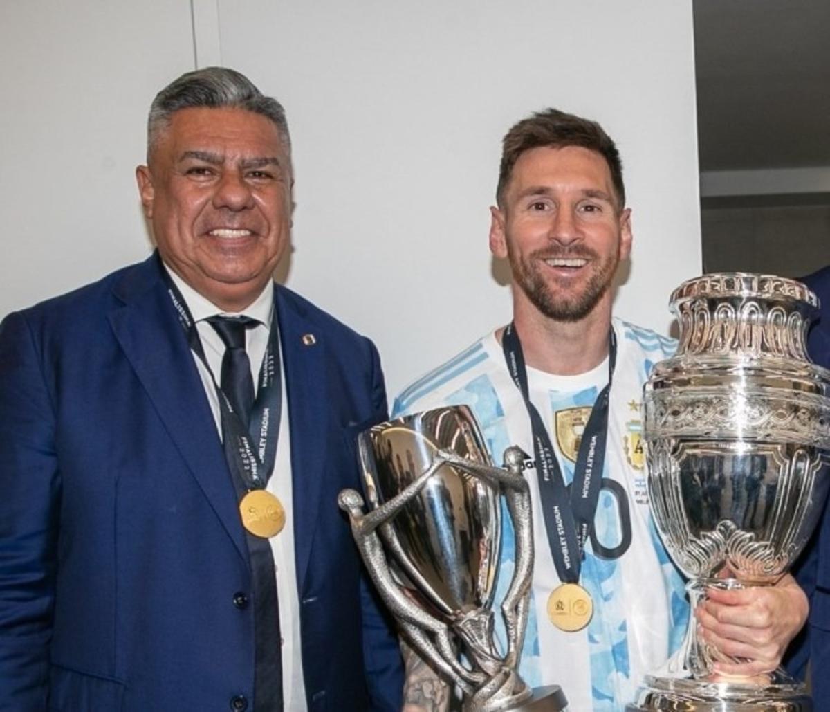 El Chiqui Tapia y Leo Messi