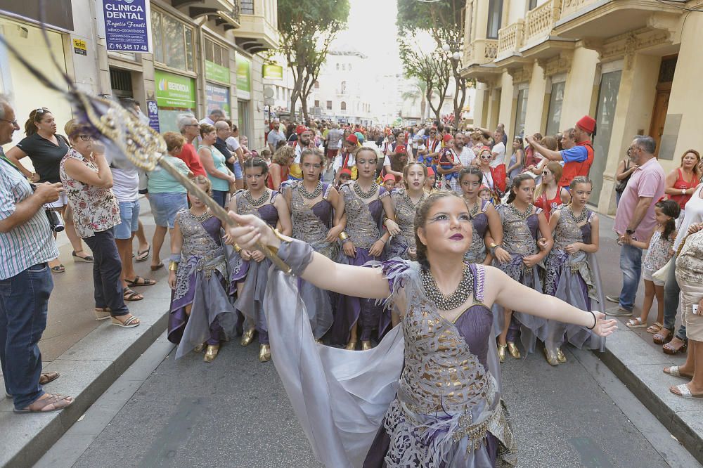 Los Moros y Cristianos reúnen a 350 niños en un desfile por las calles de Elche y la Gestora de Festejos Populares celebra una fiesta infantil en el Paseo de la Estación