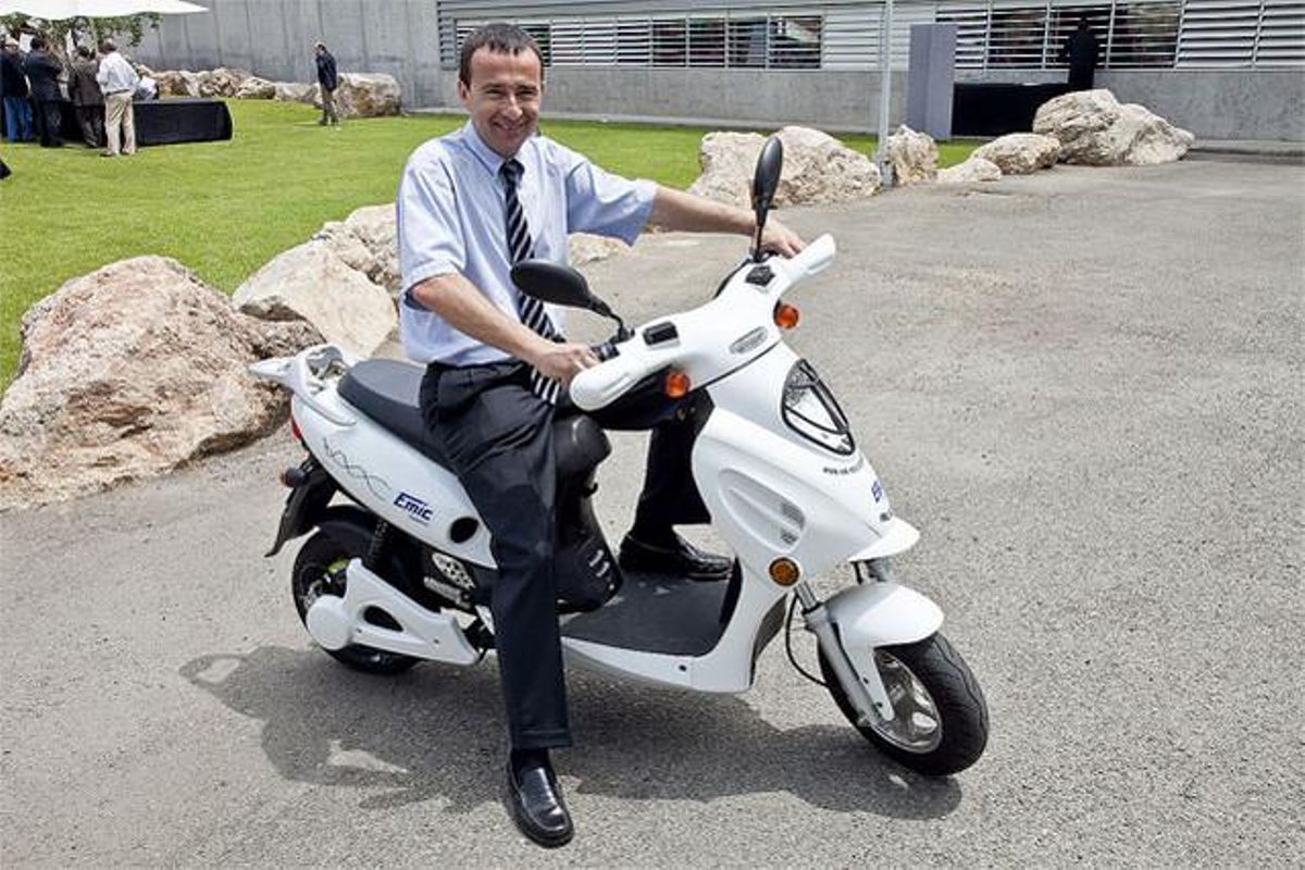En moto. El director tècnic de Ticnova, en un vehicle elèctric. En moto. El director tècnic de Ticnova, en un vehicle elèctric.