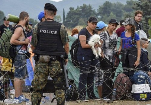 Miles de inmigrantes rompen el cordón policial en Gevgelija