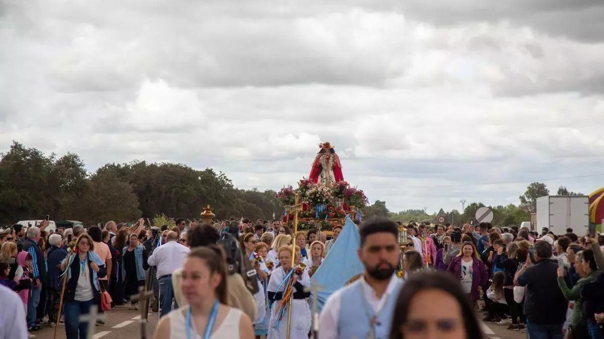 Miles de romeros arropan a la Reina de los Campos en su procesión