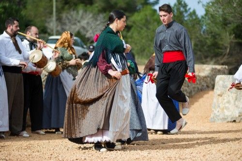 Decenas de personas asisten a la 'ballada' con la que se inaugura la restauración de este pozo del siglo XVIII ubicado en ses Salines