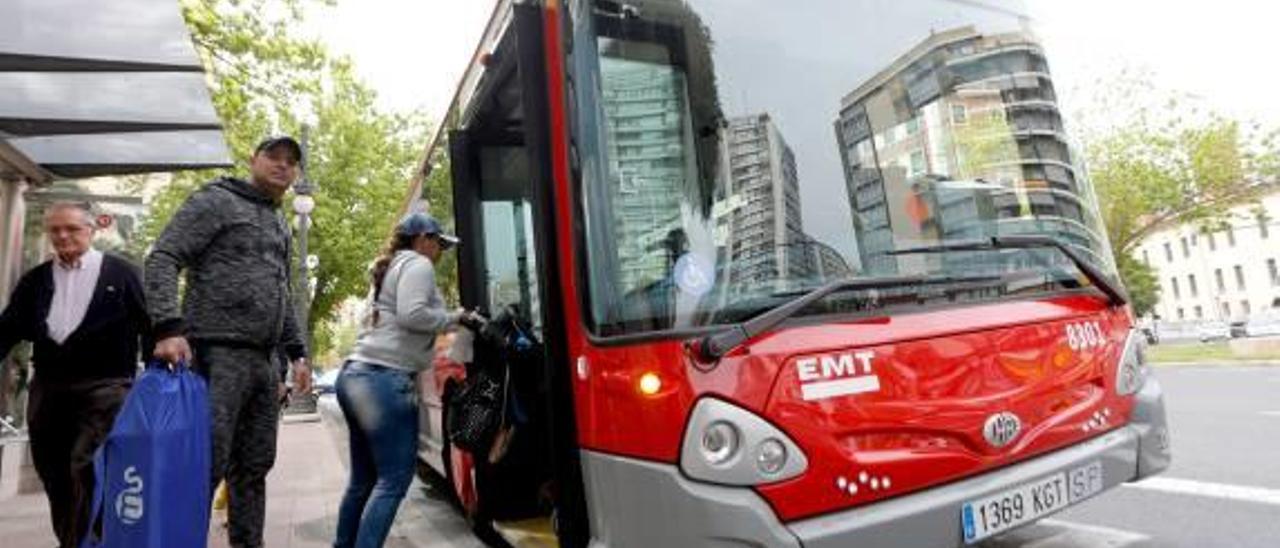 Varios usuarios de EMT suben al autobús en una de las paradas.