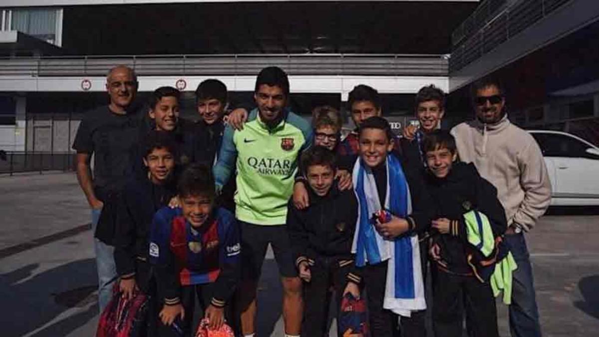 Los niños uruguayos, junto a Luis Suárez