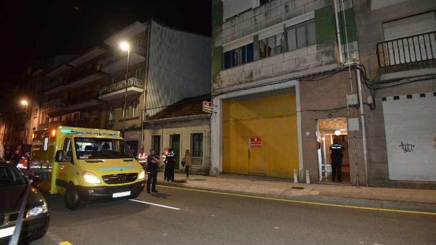 Numerosos vecinos se echaron a la calle tras la deflagración. // G.S.