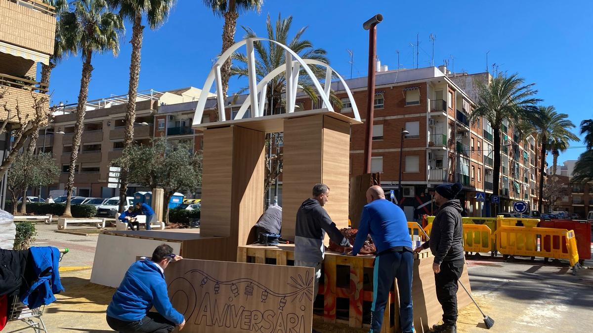 Un fallero de Sant Antoni en Paiporta crea un monumento alternativo sobre el pueblo tras la dana