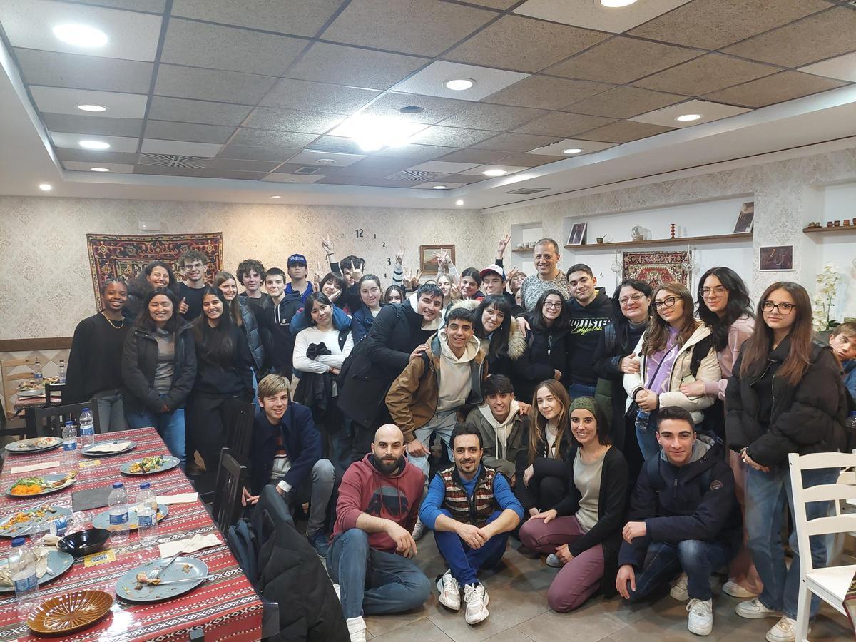 En el restaurante El Castillo de Alepo con su propietario y refugiado sirio, Ahmed.