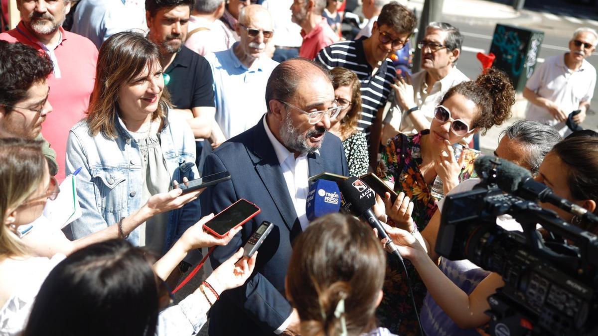 El presidente de Aragón, Javier Lambán, durante su paseo con la candidata socialista al Ayuntamiento de Zaragoza, Lola Ranera, por La Almozara.