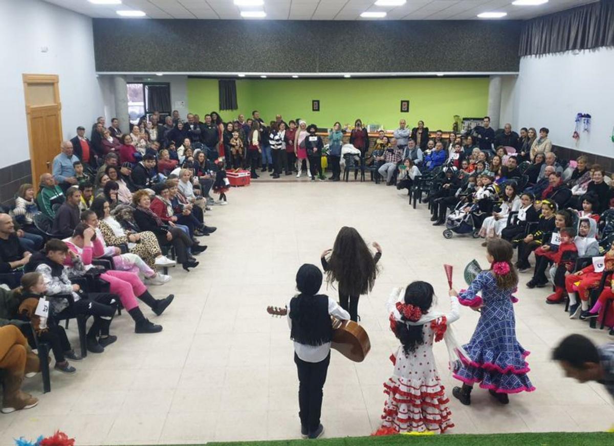 La «familia flores» da un concierto en Venialbo. | J. V.