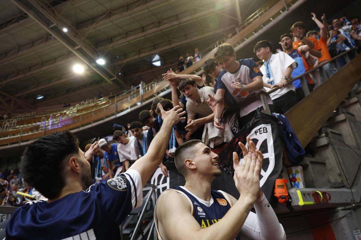 EN IMÁGENES: Así despidió la afición a un heroico Alimerka Oviedo Baloncesto tras caer con Estudiantes en la pelea por la ACB