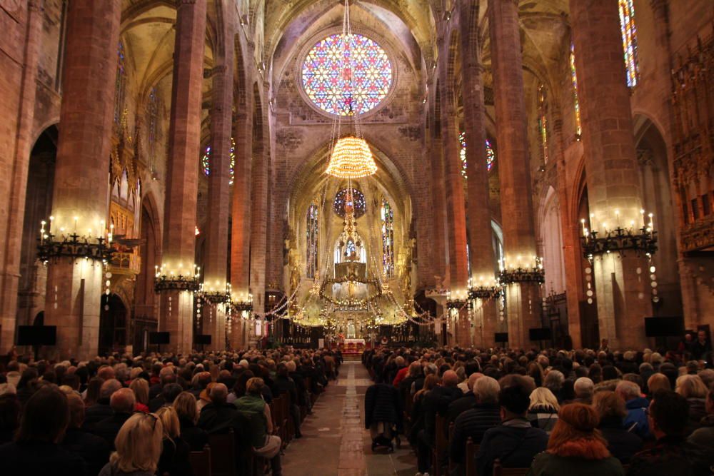 Mehrere tausend Personen kamen an Heiligabend wieder zu den beiden Ausgaben der deutschsprachigen ökumenischen Christvesper in der Kathedrale von Palma de Mallorca, die inzwischen seit 1971 auf Mallorca stattfinden. Die Predigt hielt Pfarrer Andreas Falow.