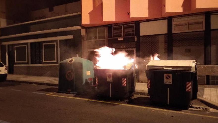 Incendio de dos contenedores en la calle Jerónimo Falcón ocurrido el pasado 20 de noviembre.