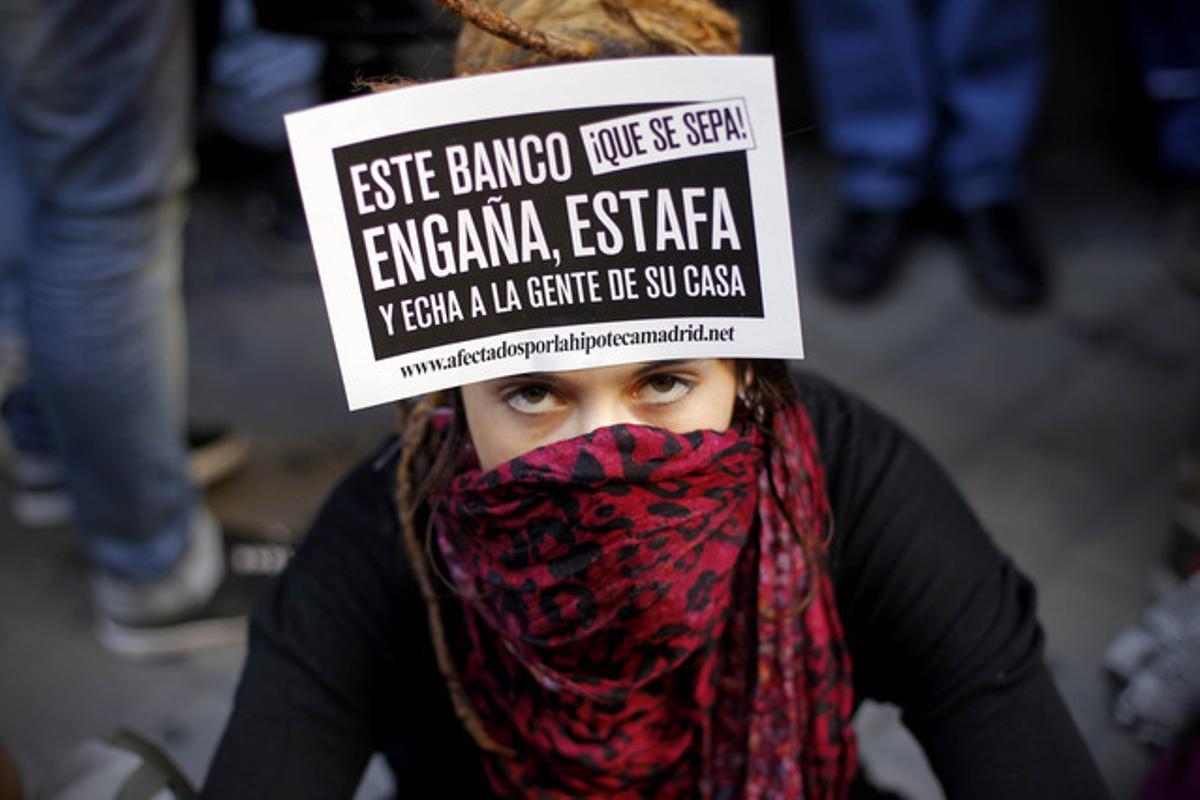 Una noia porta al cap un dels cartells de la protesta. Una noia porta al cap un dels cartells de la protesta.