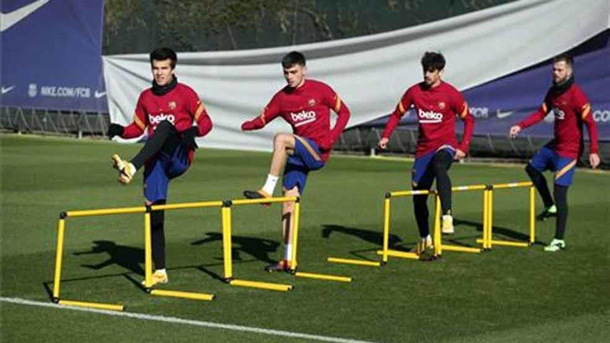 Riqui Puig, entrenándose junto a Pedri, Trincao y Pjanic