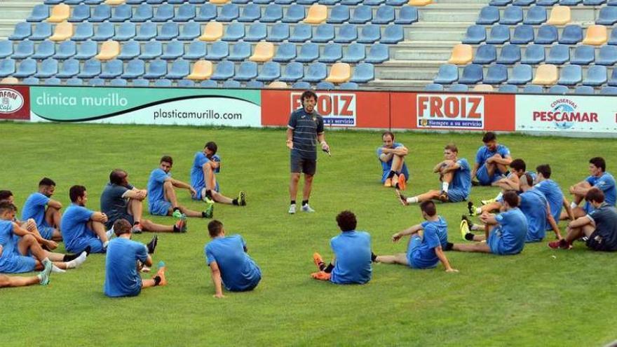 El técnico del Pontevedra, Luisito, realiza una indicación en un entrenamiento en Pasarón. // Rafa Vázquez