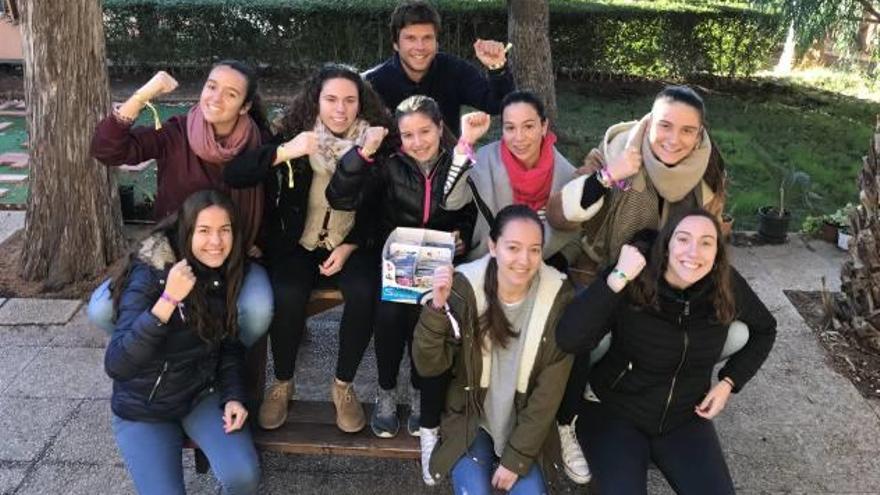 Un grupo de alumnas, con Xavier Estruch, precursor de la idea, en el patio del instituto.