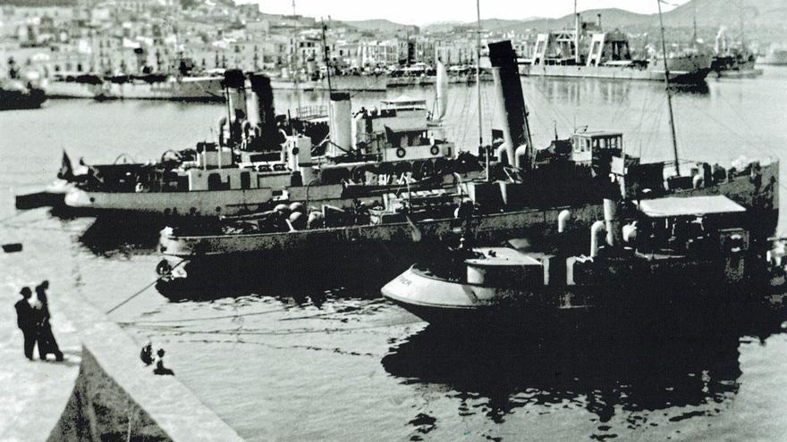 Alguns dels vaixells que participaren en les maniobres militars de l'octubre de 1929, atracats al port d'Eivissa