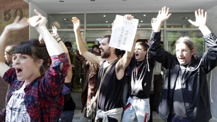 Protesta Un grup de joves entra a la CEO per protestar contra la reforma