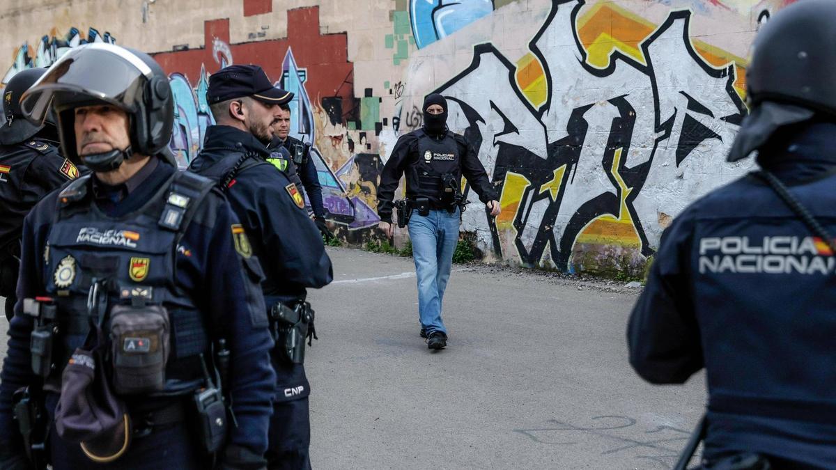 Varios agentes de la Policía Nacional, durante una intervención en la cárcel vieja de Palma.