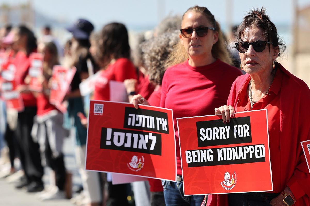 Cadena humana en Tel Aviv con motivo del 8M para pedir la liberación de las mujeres y niñas retenidas por Hamas.