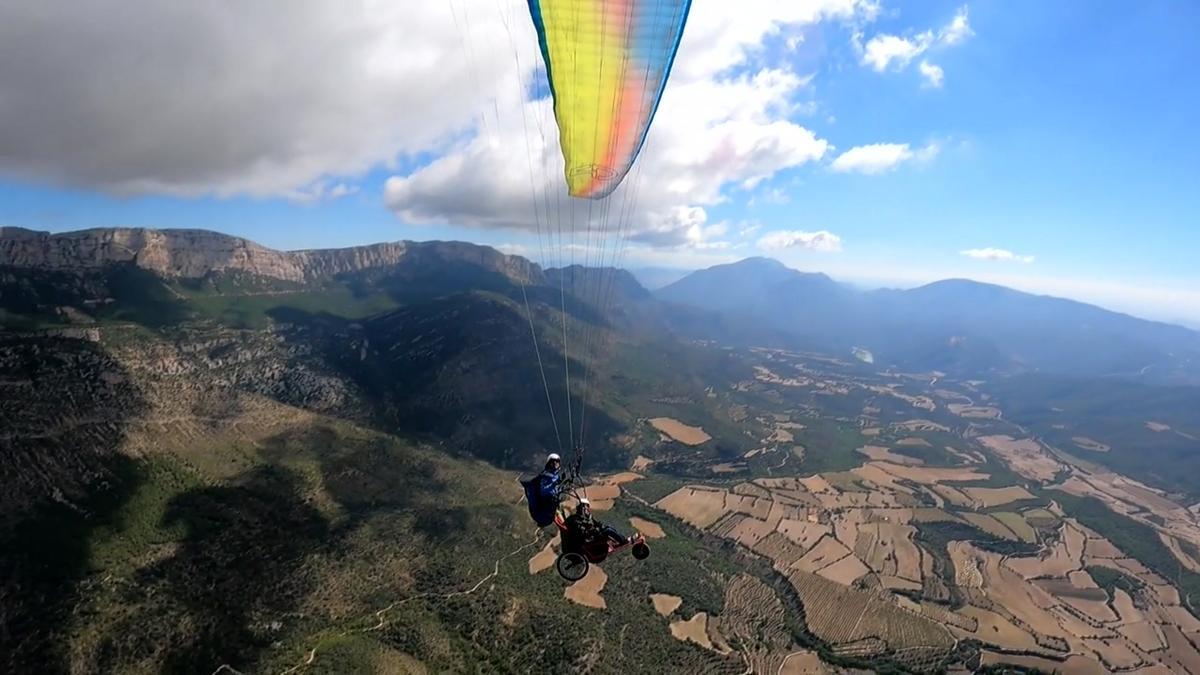 Una persona en silla de ruedas practica el parapente.