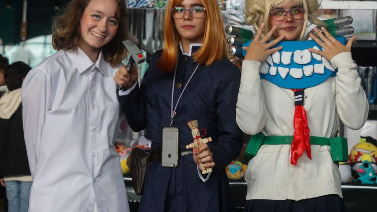 Hanna Michelle (como Emma, de «The Promise Neverland»), Eva Serrano («Nobarak») y Laura Serrano (de «My Hero Academy»). | M. V.