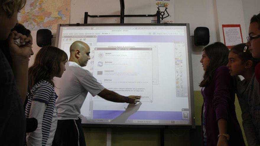 Lo que ya es habitual, tuvo en el CEIP Pablo Picasso de la capital una experiencia piloto con el primer aula digital  de la provincia.