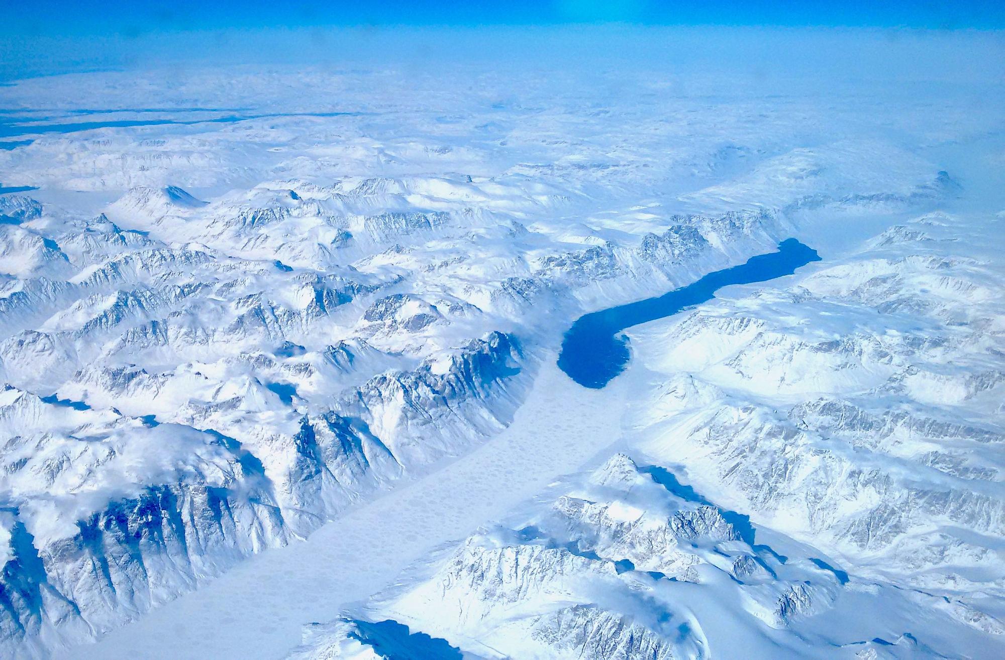 Vista aérea de un glaciar en Groenlandia