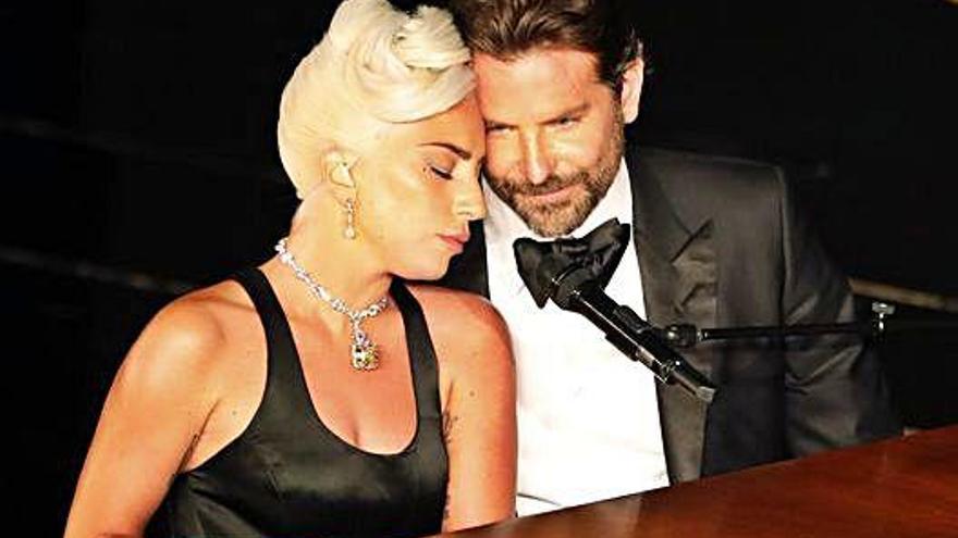 Lady Gaga y Bradley Cooper, durante la interpretación de &#039;Shallow&#039; en la gala de los Oscar.