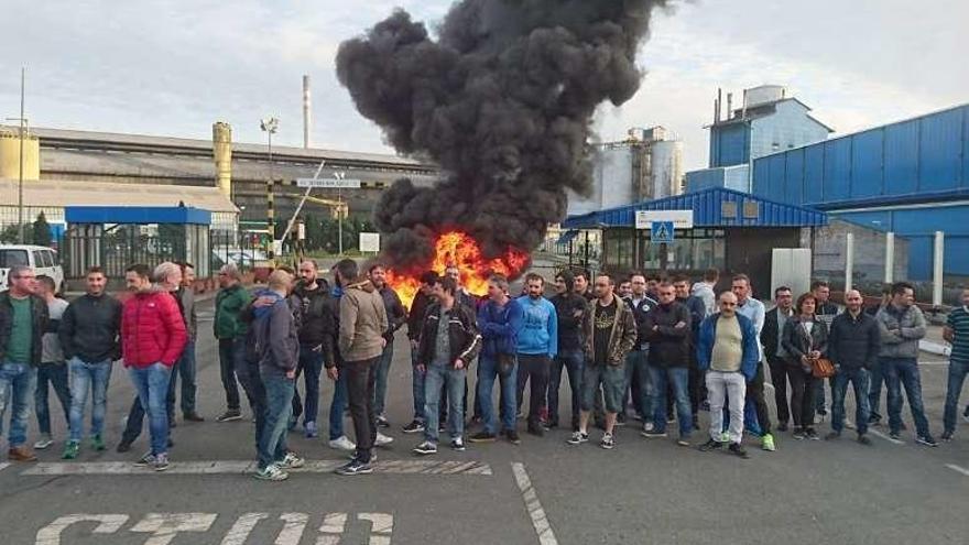 Trabajadores de Alcoa, ayer, ante la barricada montada a primera hora.