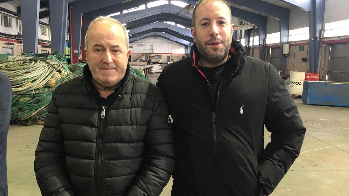 Francisco Argibay con su hijo Fran, en la antigua lonja de Ribeira, que desde ahora es la sede de su negocio.