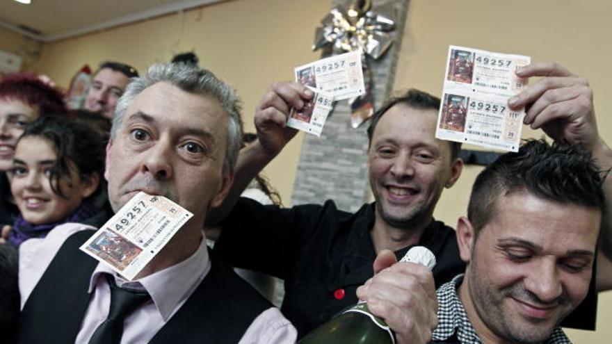 Camareros, cocineros y clientes del Bar Colón de Burjassot agraciados con el quinto premio de la Lotería de Navidad.