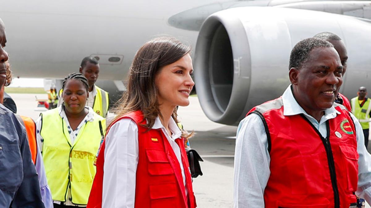 Letizia Ortiz con camisa blanca y pantalones con pinzas de Massimo Dutti, y botines militares de Panama Jack