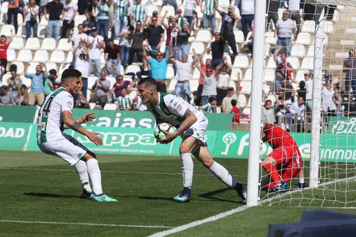 El Córdoba plantó cara al Huesca, pero murió en la orilla