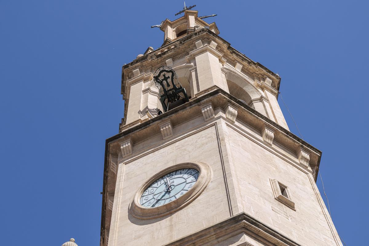 Campanario de la Iglesia de Santa María con reloj y campana móvil en Alcoy