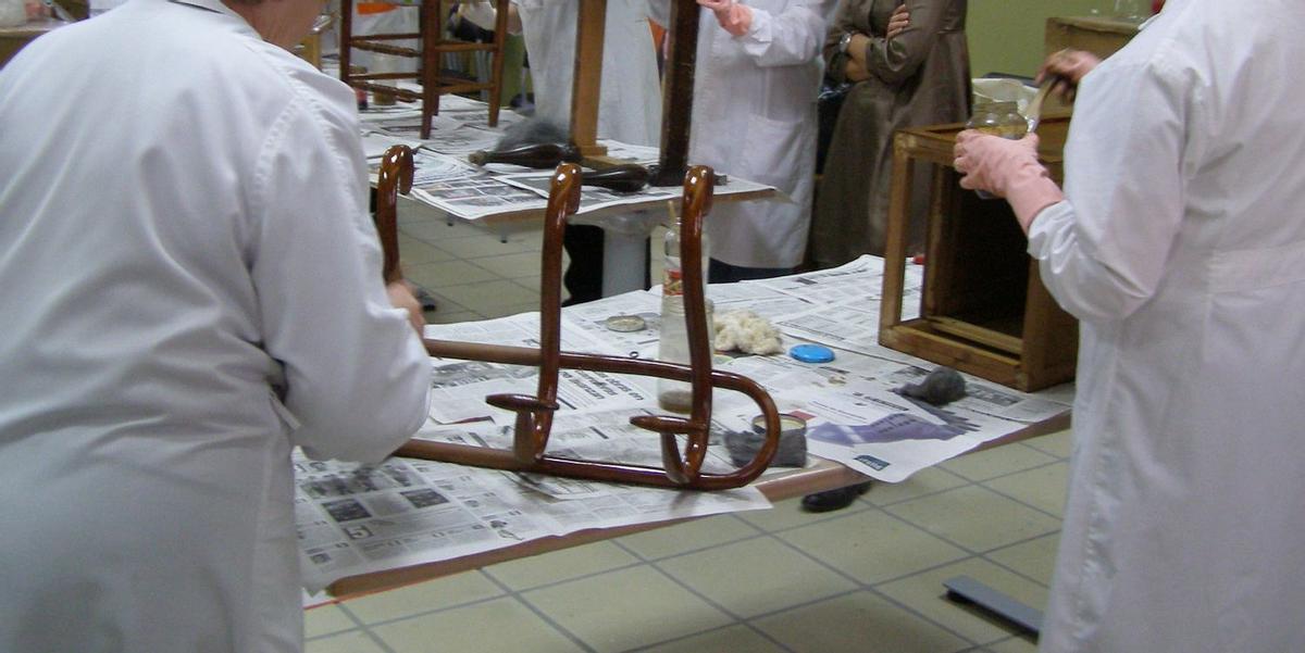 El taller de restauración de muebles es uno de los clásicos de  la Universitat Popular de Vila-real.