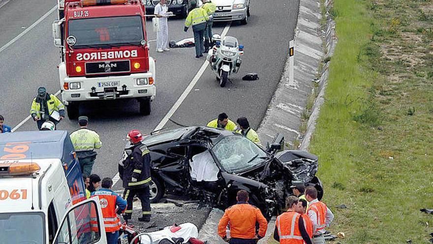 Imagen del accidente de tráfico ocurrido el 14 de abril de 2006 en la vía de O Salnés.
