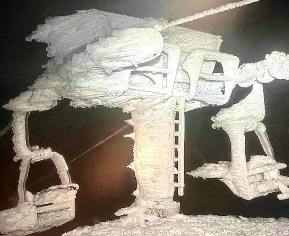 Telesilla congelado en la estación de Valdesquí.