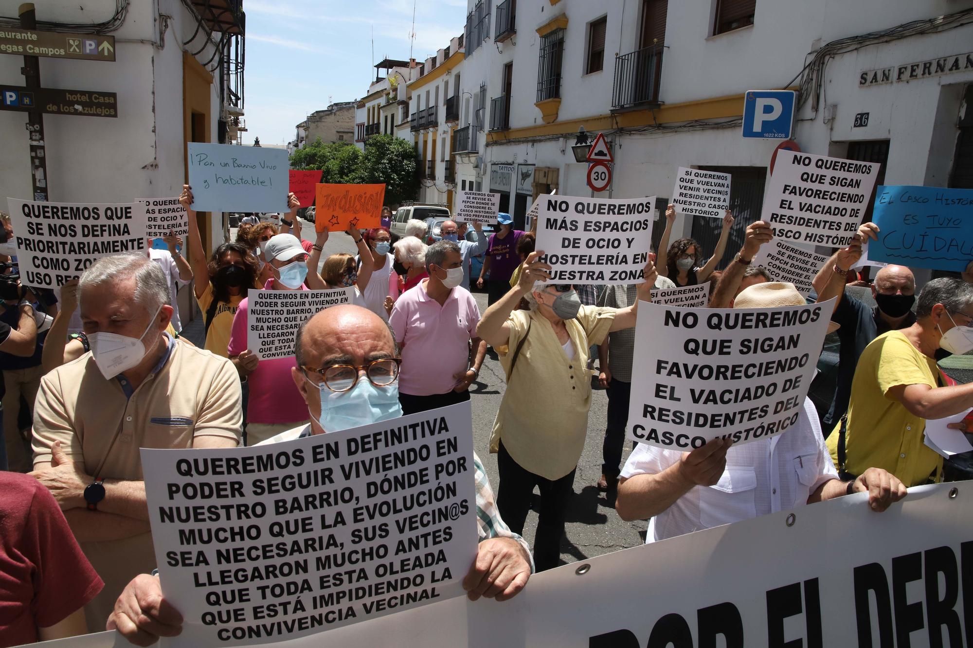 Vecinos del casco histórico cortan la calle San Fernando contra el "vaciado de residentes"