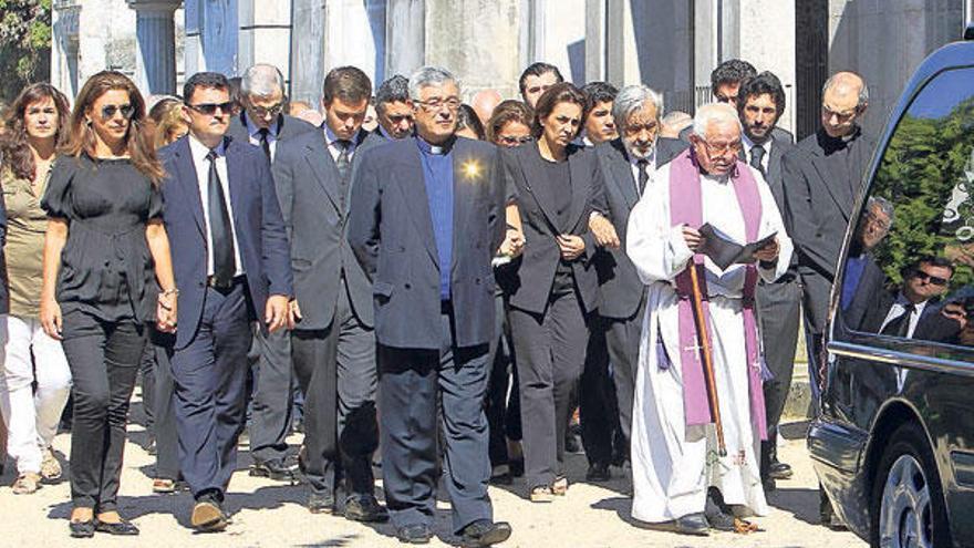 Los familiares de Rita Regojo siguen el féretro, ayer, a su llegada al tanatorio vigués de Pereiró. // R. Grobas