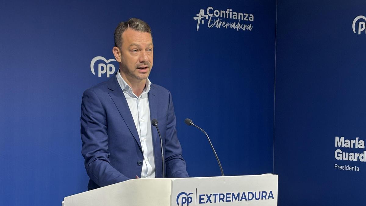 El portavoz del PP de Extremadura, Luis Miguel Núñez, en la primera rueda de prensa que ha ofrecido este lunes como portavoz regional del PP extremeño.