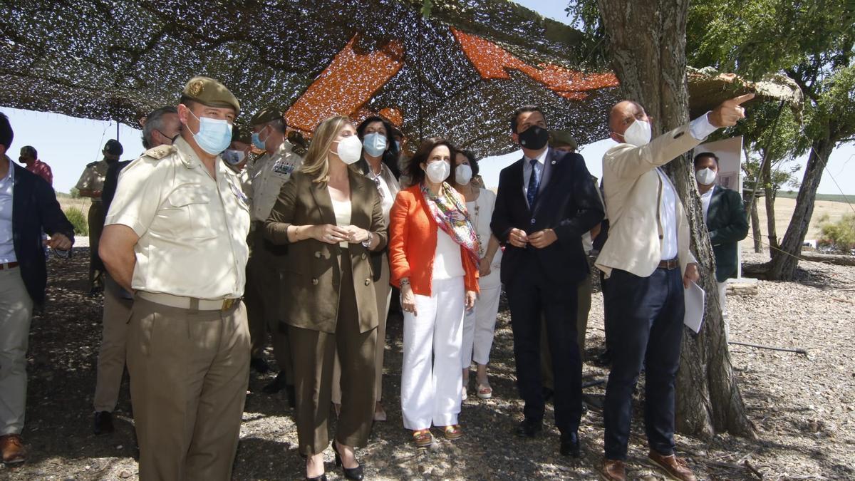 La ministra de Defensa visita los terrenos de La Rinconada donde se ubicará la base logística del Ejército