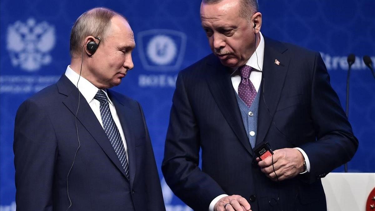 El presidente ruso, Vladimir Putin (izquierda), y su homólogo turco, REcep Tayyip Erdogan, durante la inauguración del nuevo gasoducto, en Estambul.