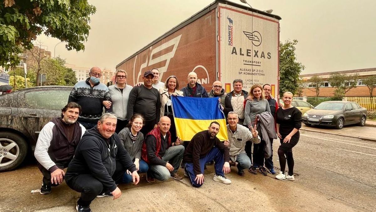 Isabel Albás con las personas que han colaborado en la recogida y carga de ayuda humanitaria para Ucrania.