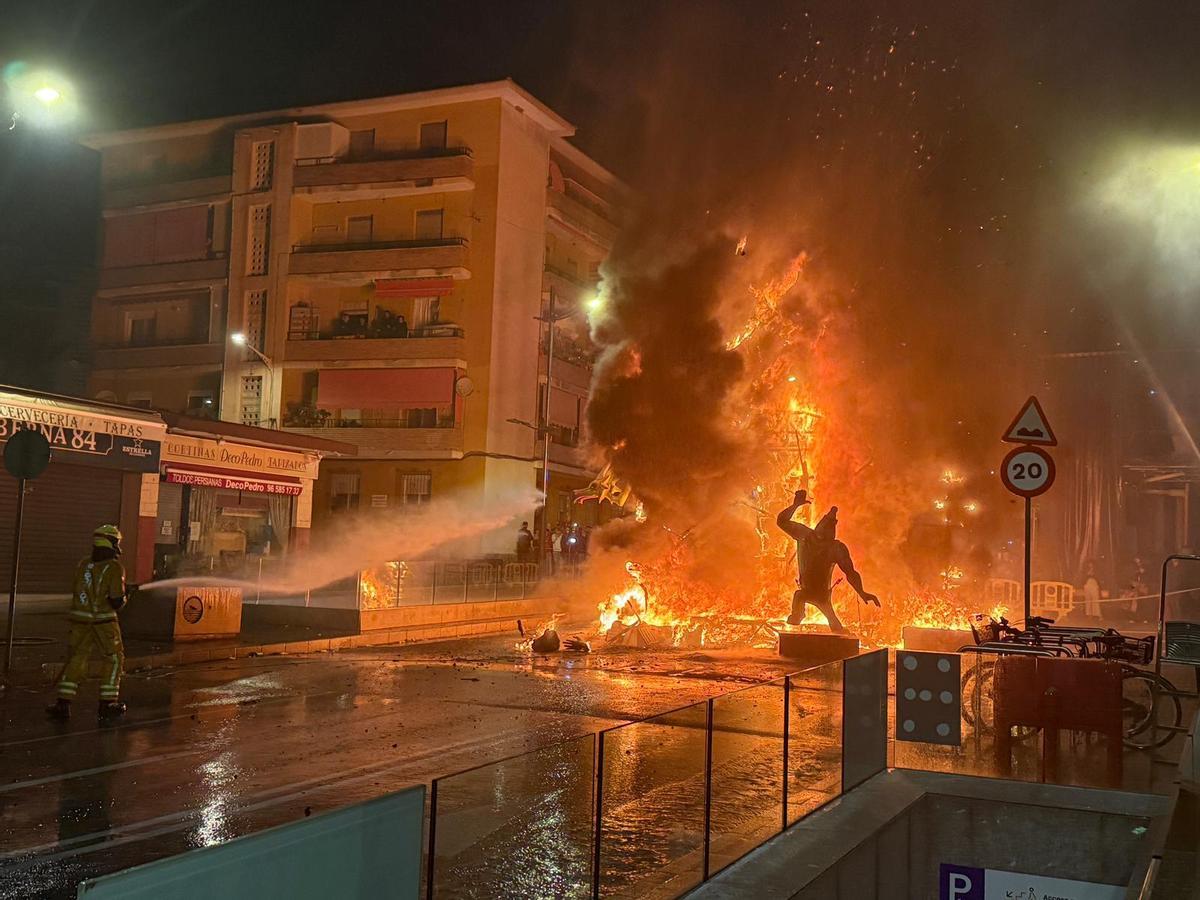 Els Tolls, última falla en quemar y primer premio de 2026.