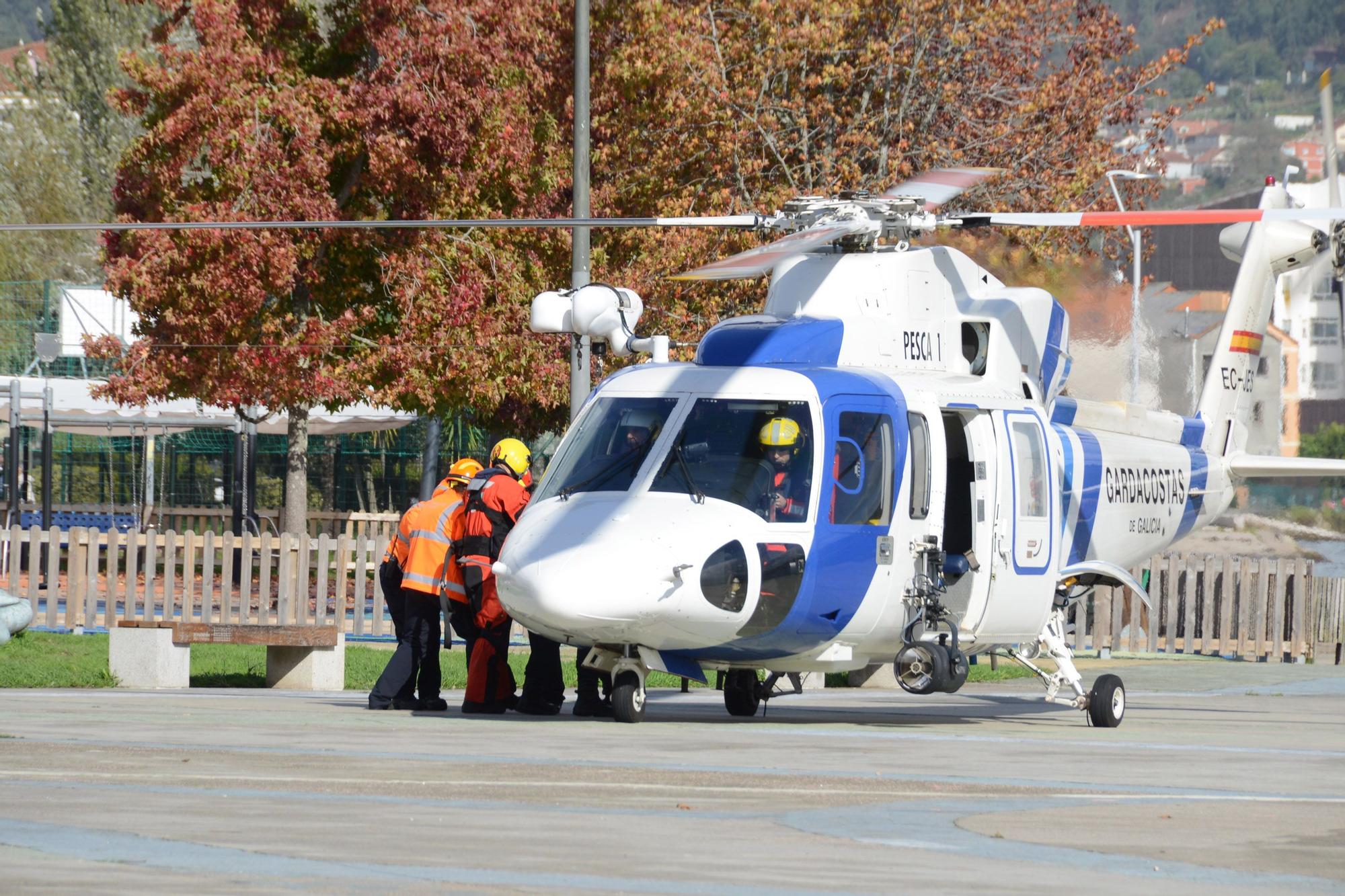 Escenas del simulacro de rescate frente a Moaña.